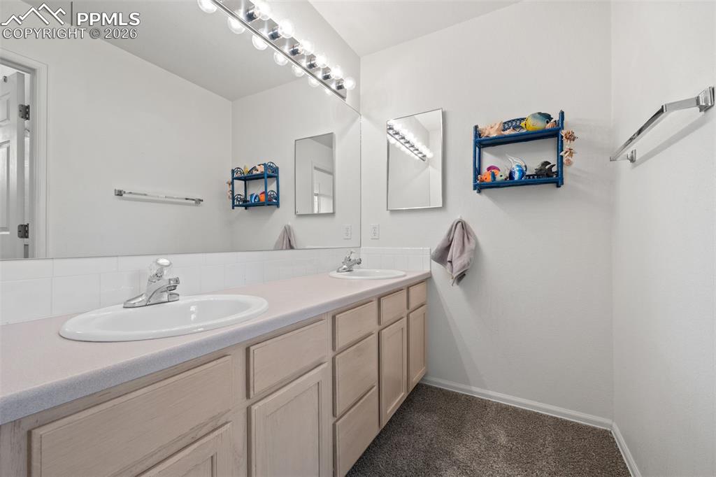 Image 21 of 31: Bathroom