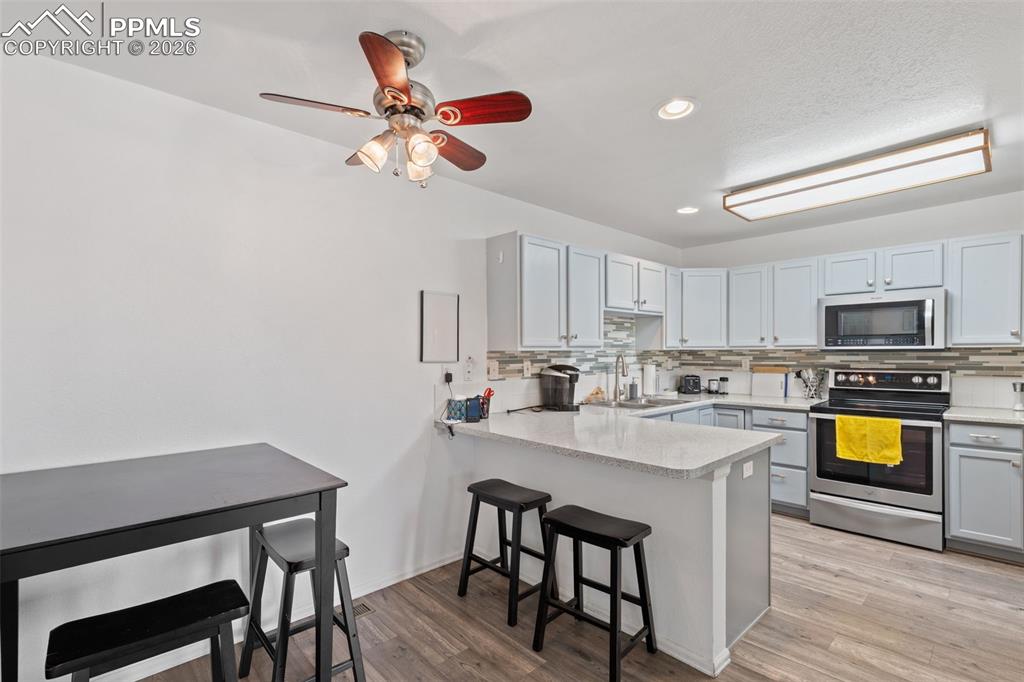 Image 7 of 31: Kitchen