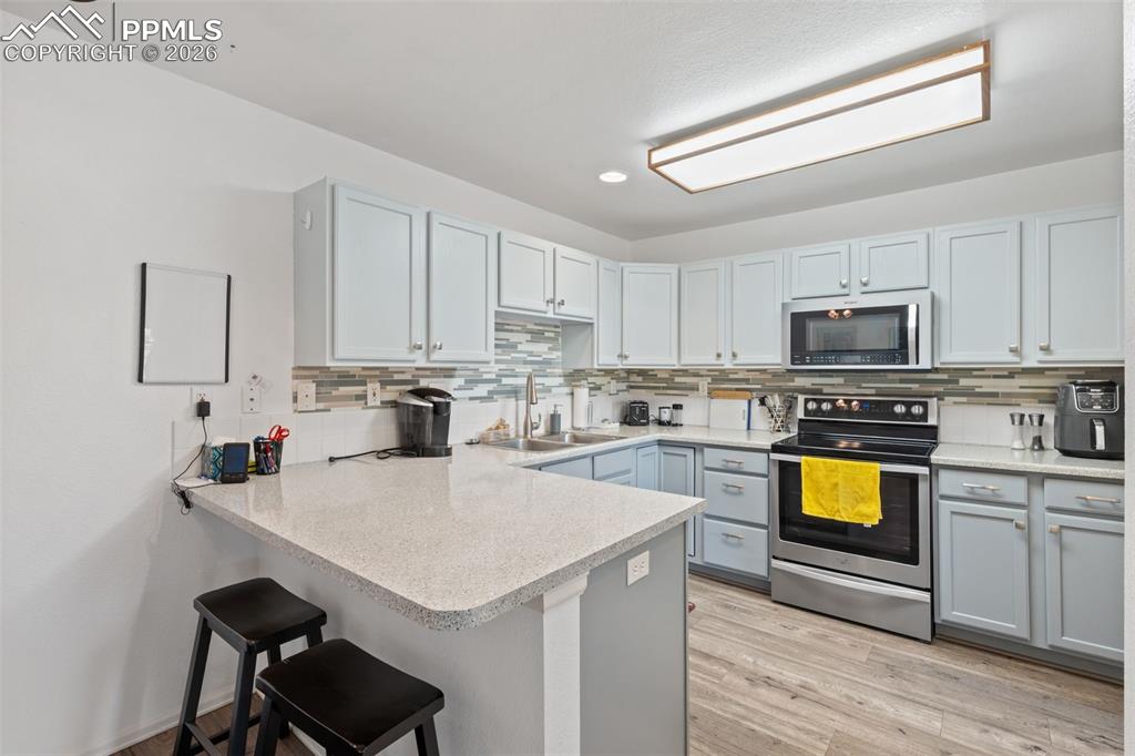 Image 8 of 31: Kitchen