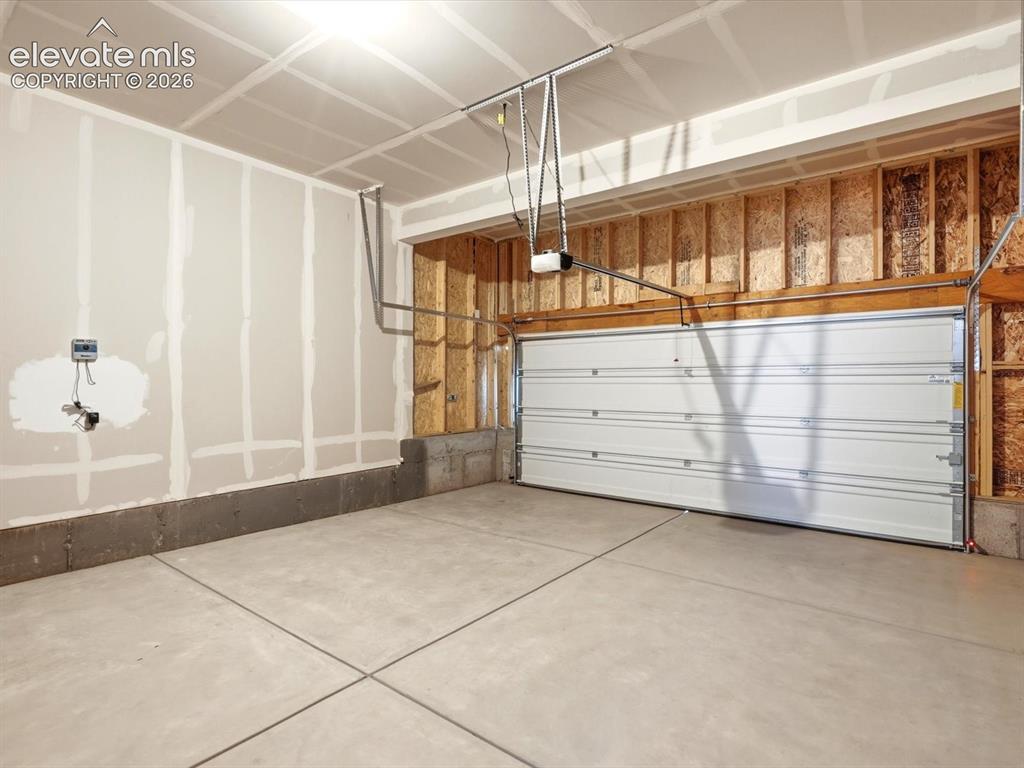 Image 11 of 22: Garage