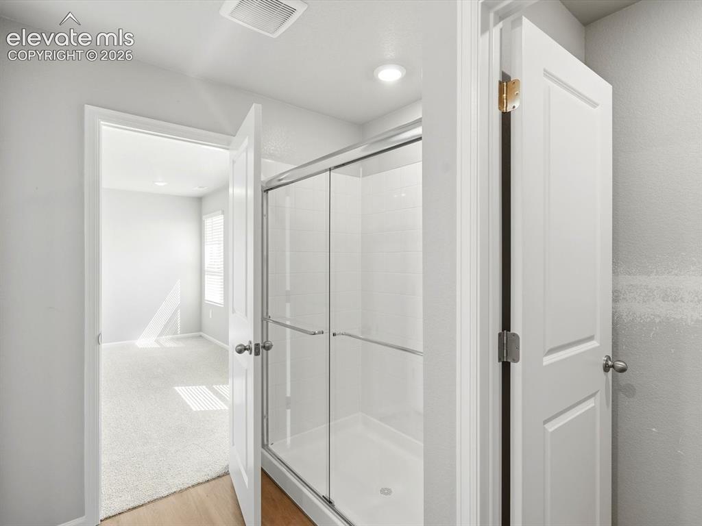 Image 16 of 22: Bathroom