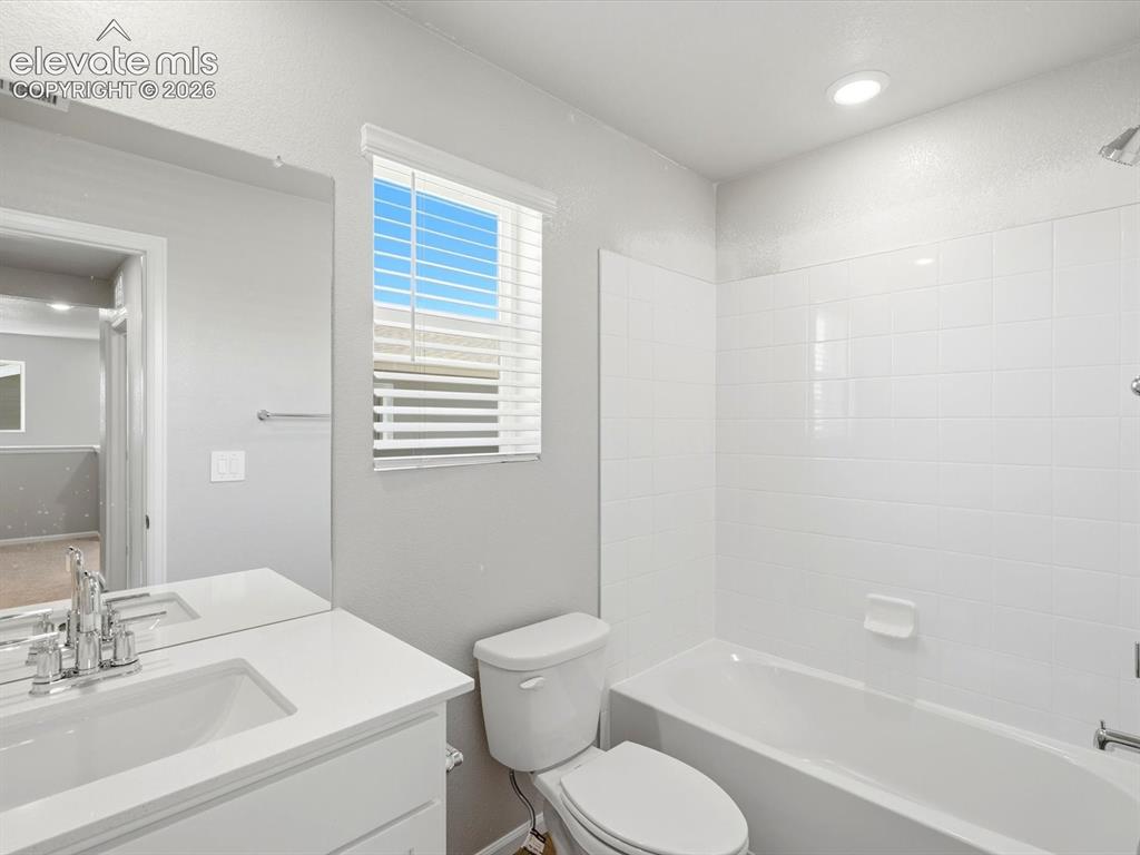 Image 19 of 22: Bathroom