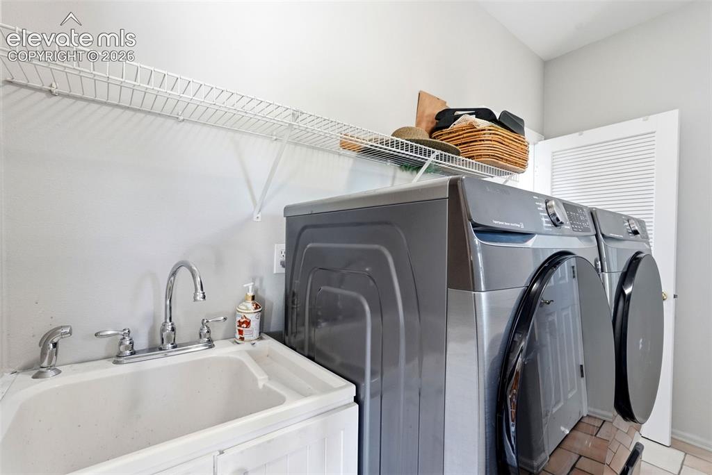 Image 24 of 48: Washer/Dryer stay!