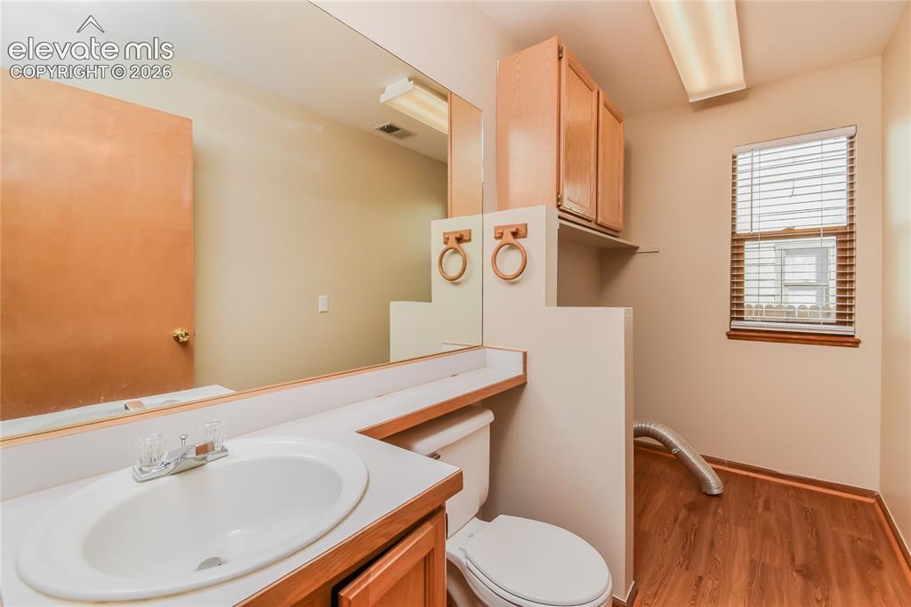 Image 13 of 15: Bathroom