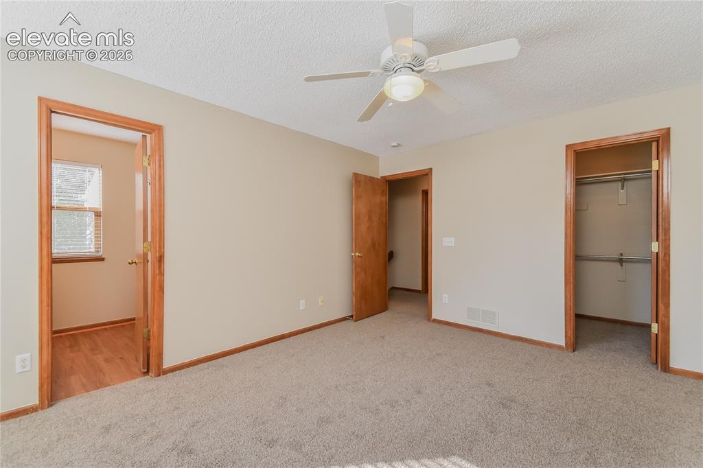 Image 14 of 15: Bedroom