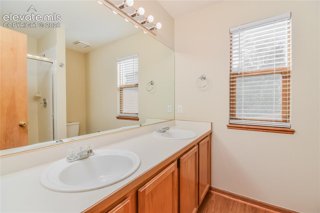 Image 7 of 15: Bathroom