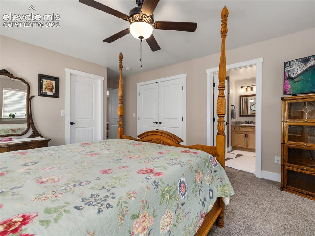 Image 19 of 21: Ceiling fan with integrated lighting, wood-finish interior doors, neutral w