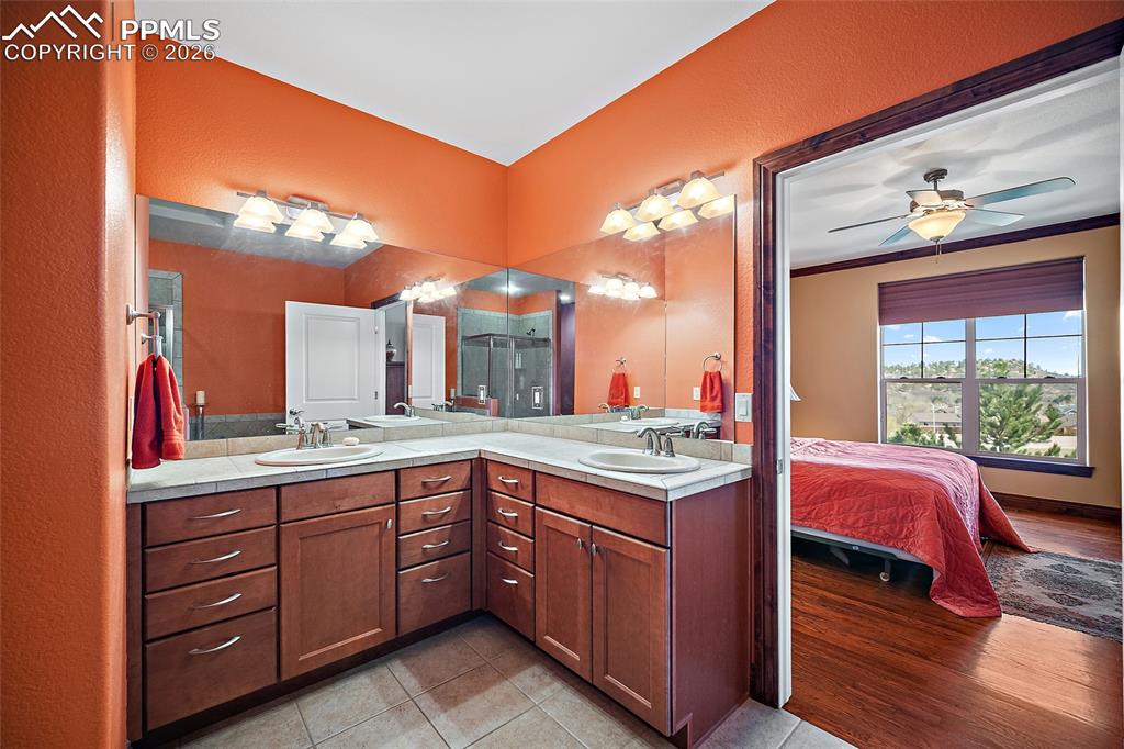 Image 19 of 42: Bathroom