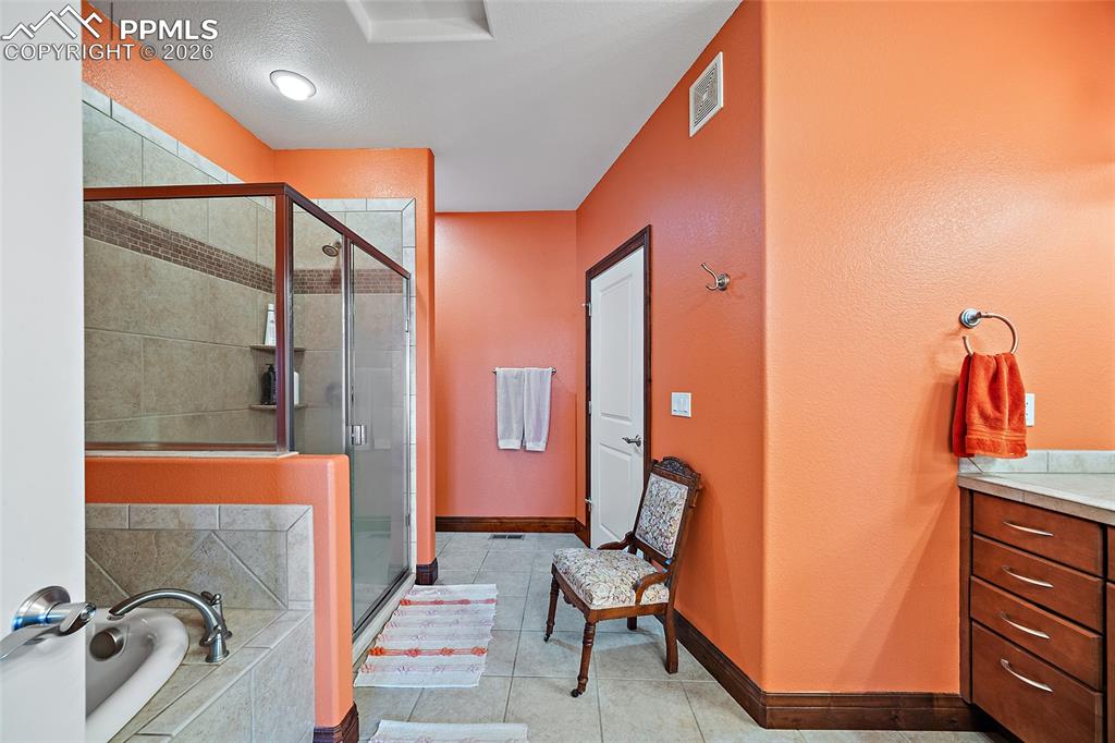 Image 20 of 42: Bathroom