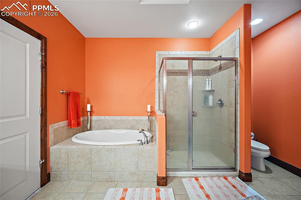 Image 21 of 42: Bathroom