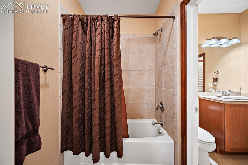 Image 29 of 42: Bathroom