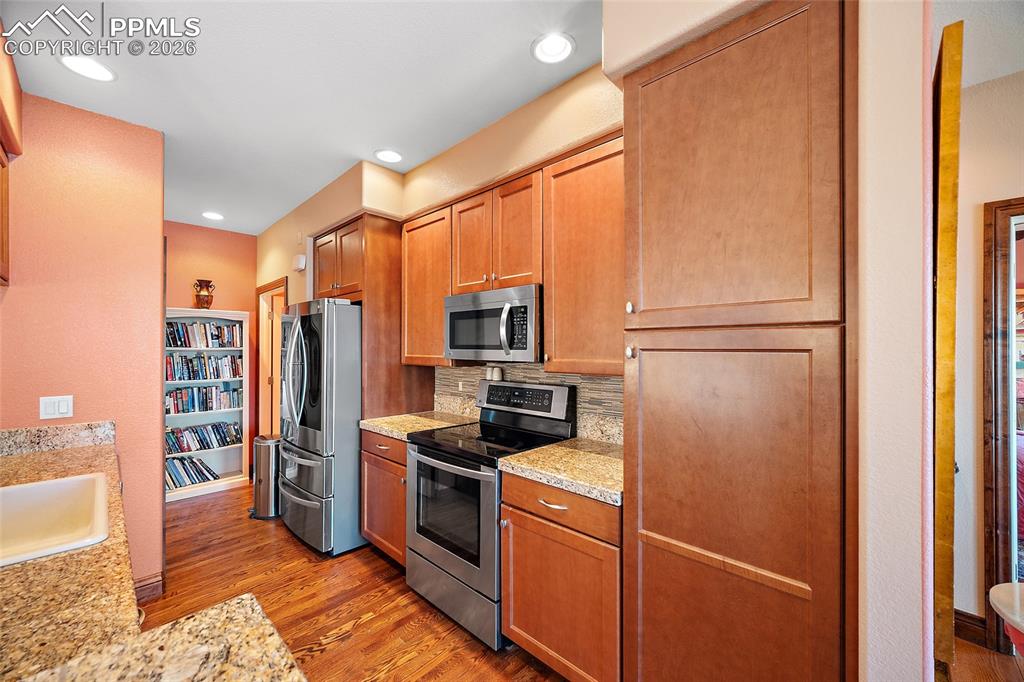 Image 7 of 42: Kitchen