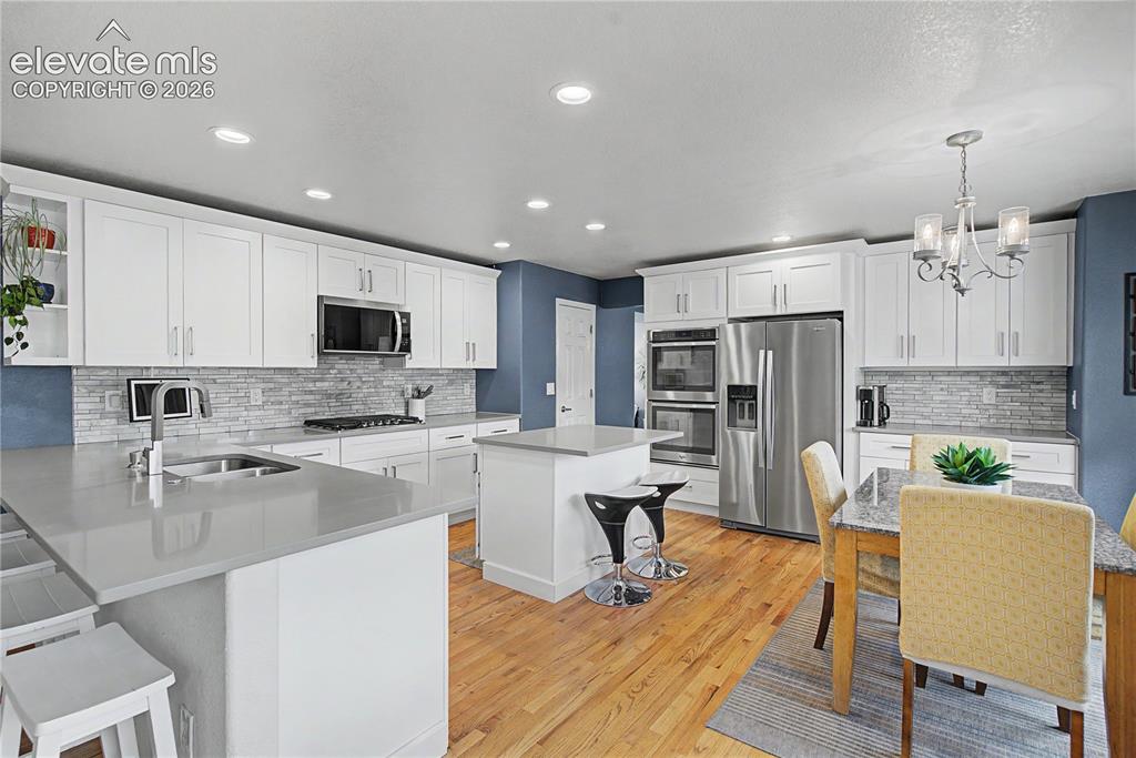 Image 15 of 50: Kitchen