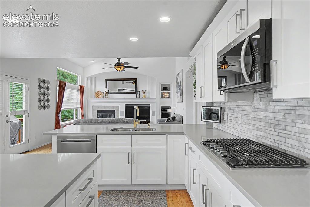 Image 16 of 50: Kitchen