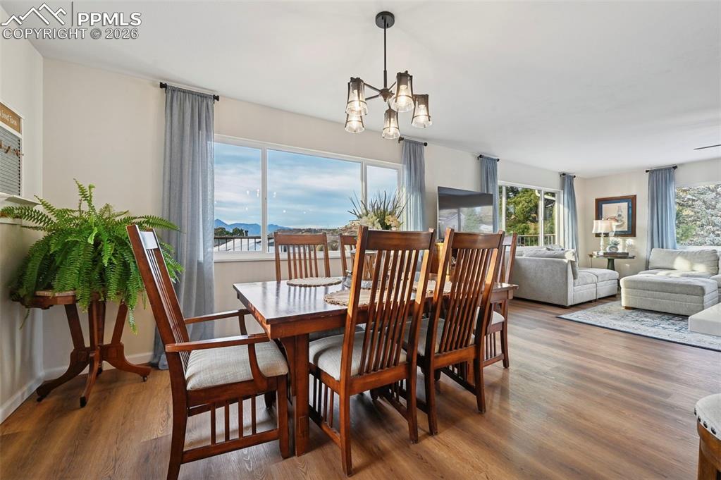 Image 11 of 50: Dining Area