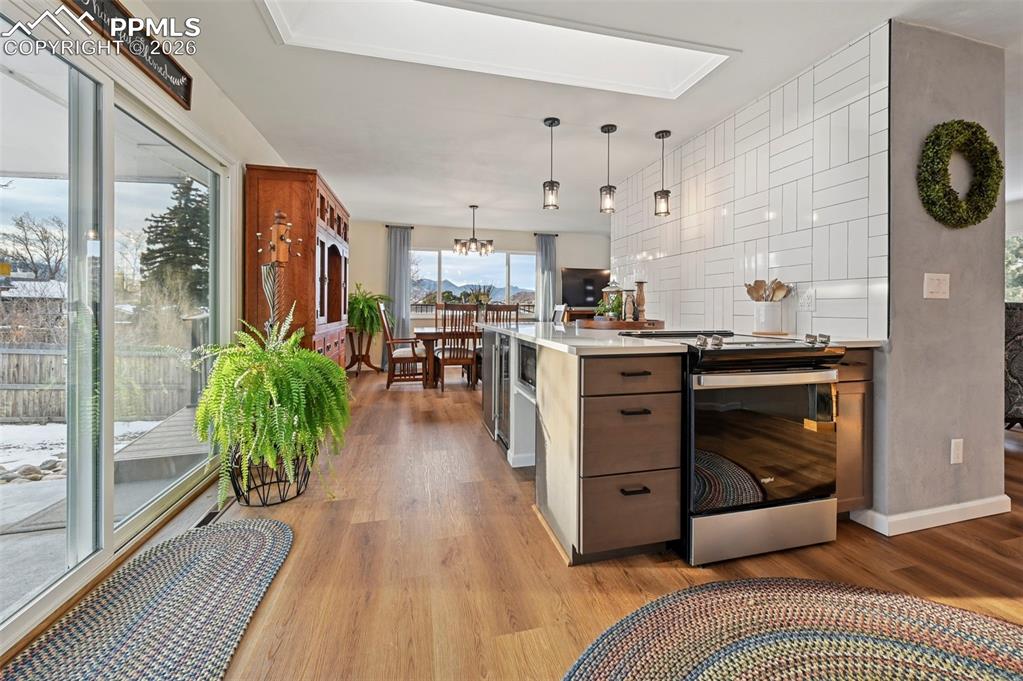 Image 15 of 50: Kitchen