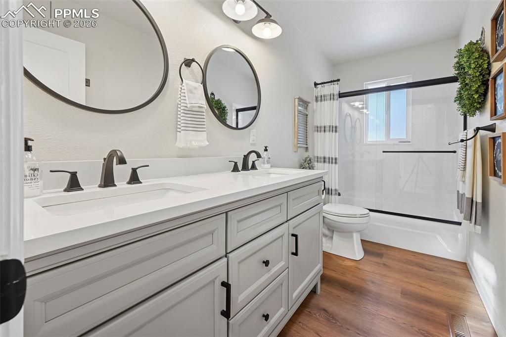 Image 25 of 50: Bathroom