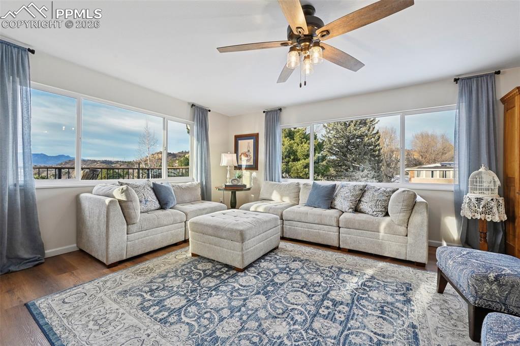 Image 5 of 50: Living Room