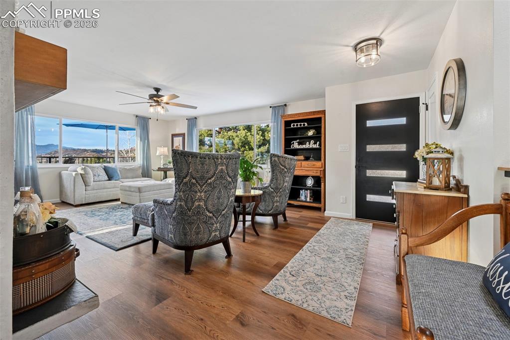 Image 6 of 50: Living Room