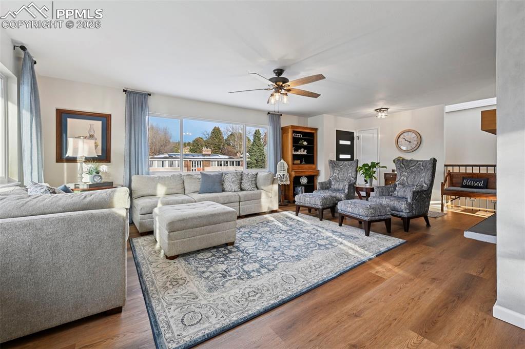 Image 7 of 50: Living Room