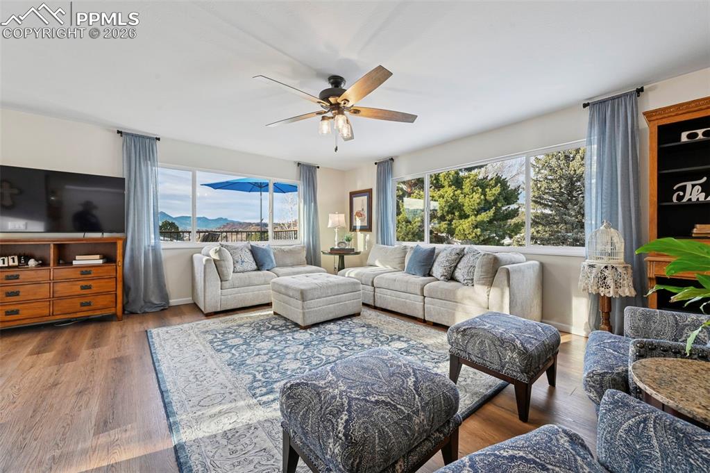 Image 8 of 50: Living Room