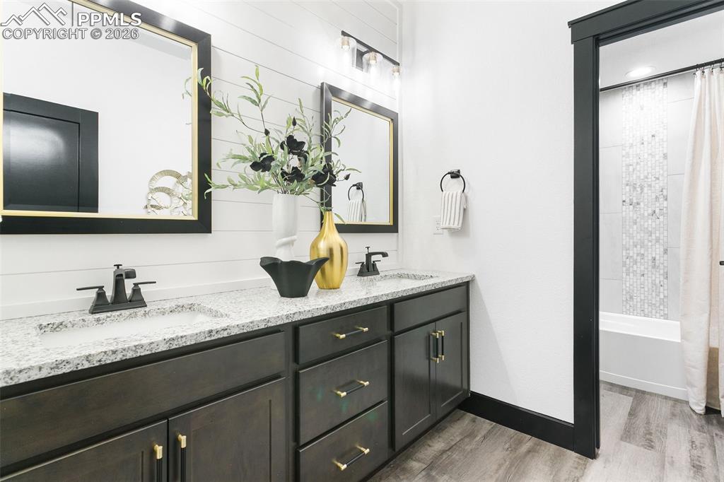 Image 21 of 22: Bathroom