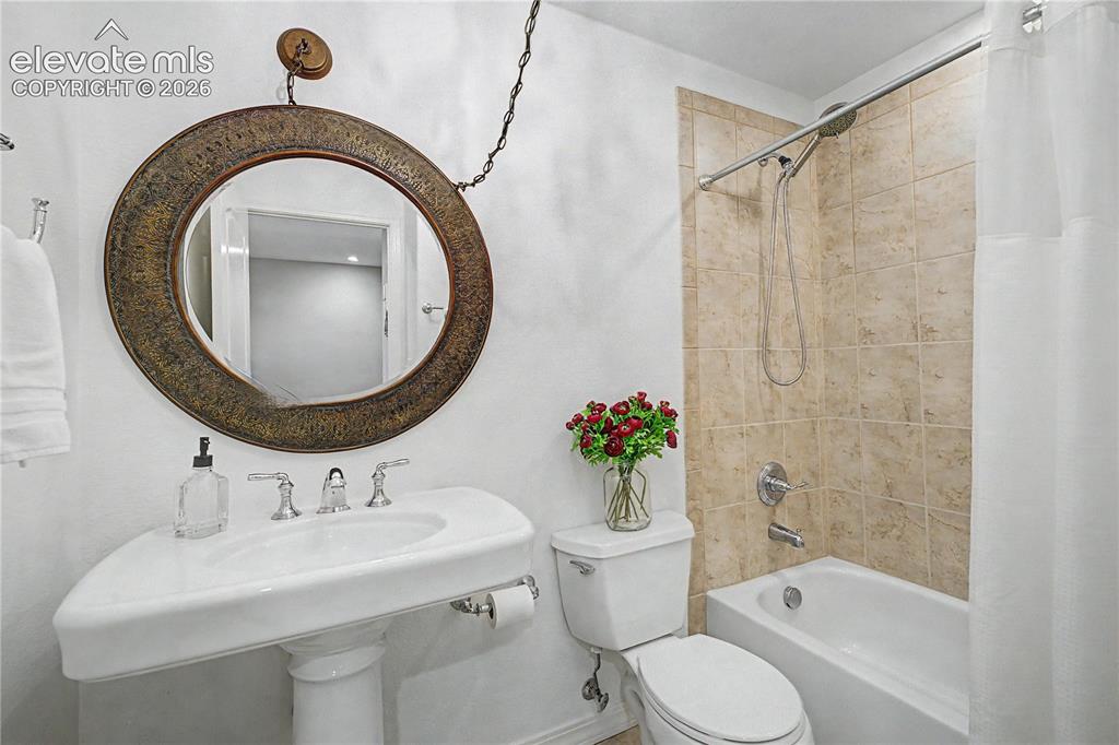 Image 24 of 42: Bathroom