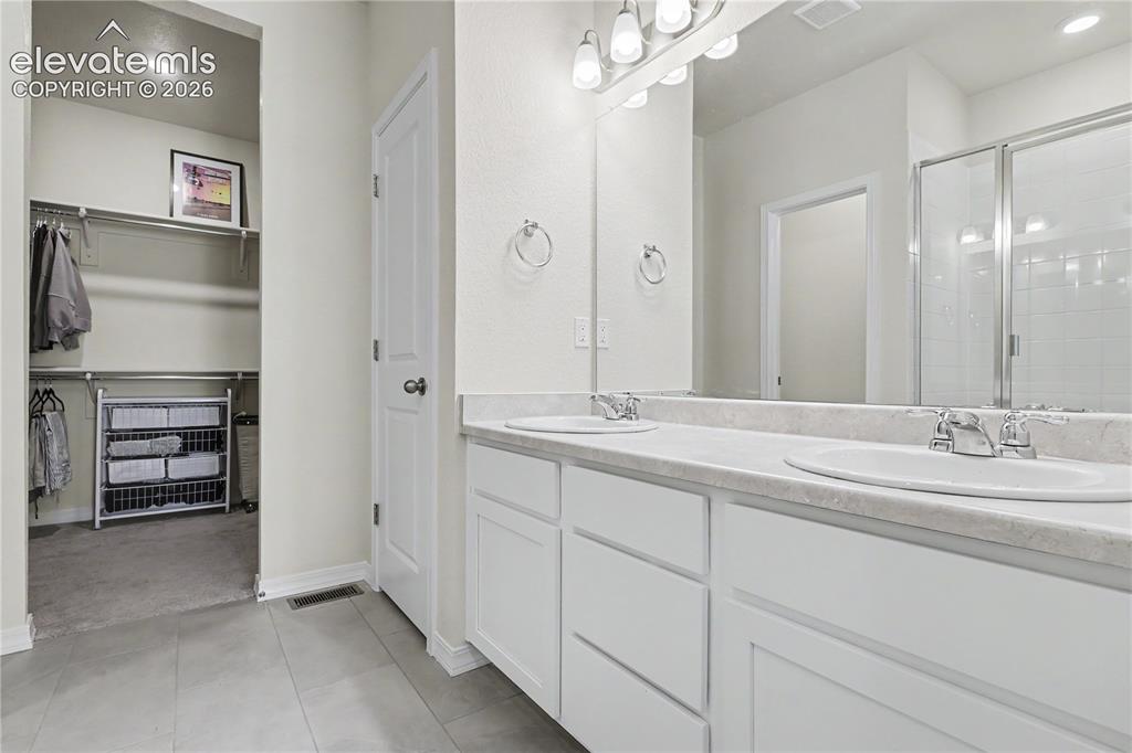 Image 14 of 32: Bathroom