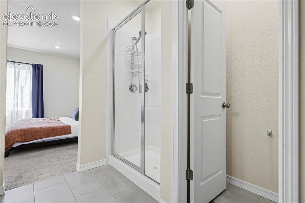 Image 15 of 32: Bathroom