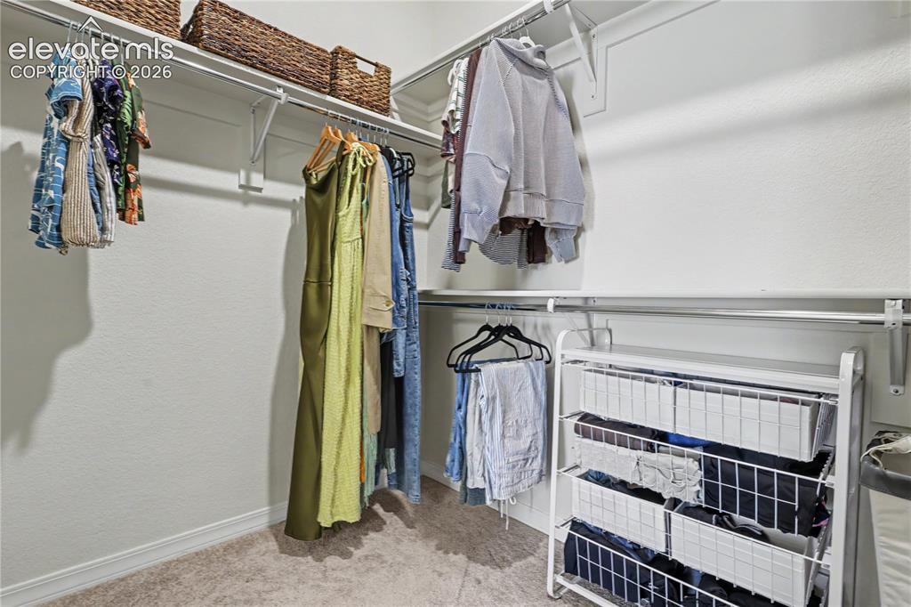 Image 16 of 32: Closet