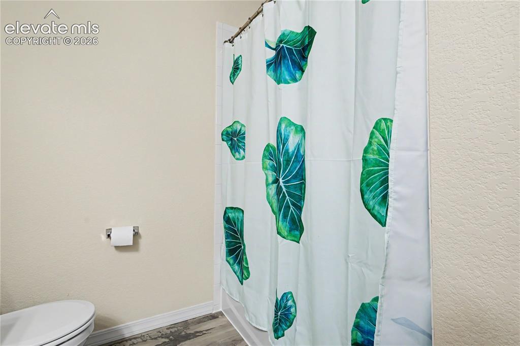 Image 21 of 32: Bathroom