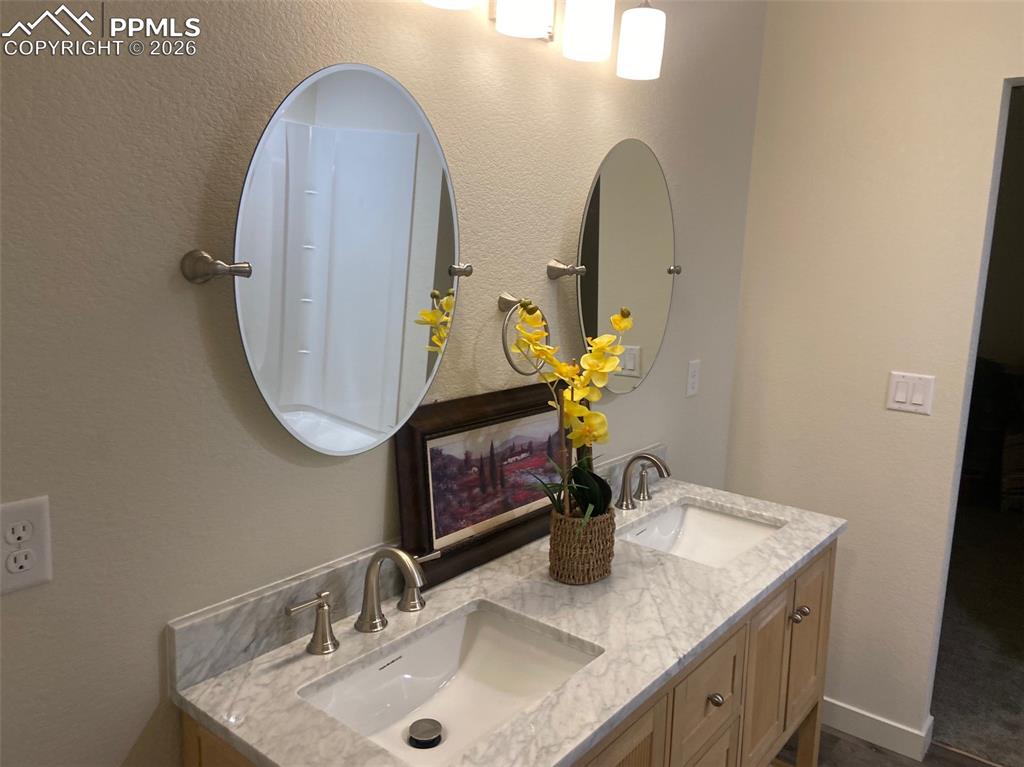 Image 27 of 29: Bathroom