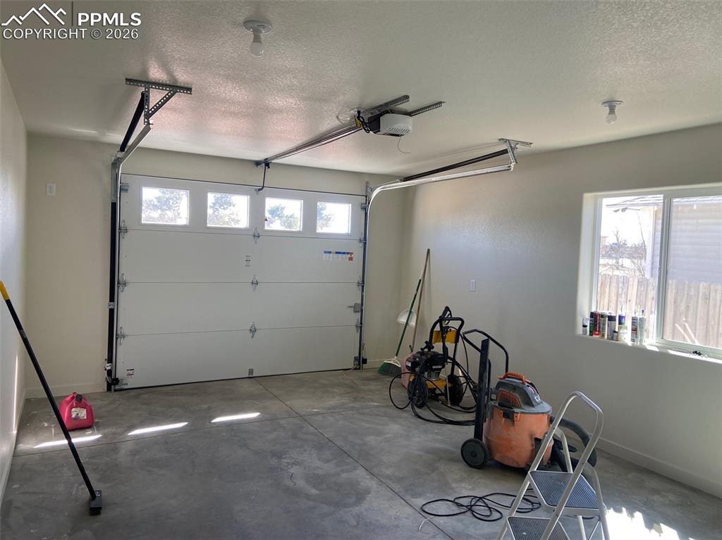 Image 28 of 29: Garage