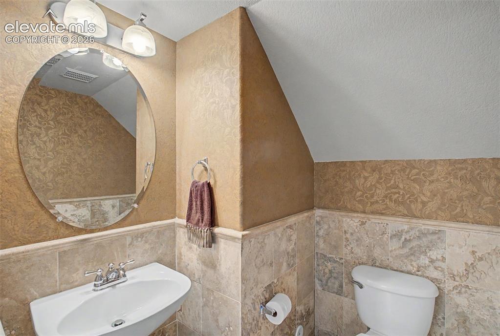 Image 14 of 34: Bathroom