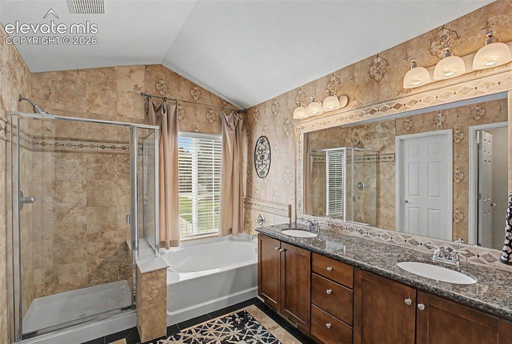 Image 18 of 34: Bathroom