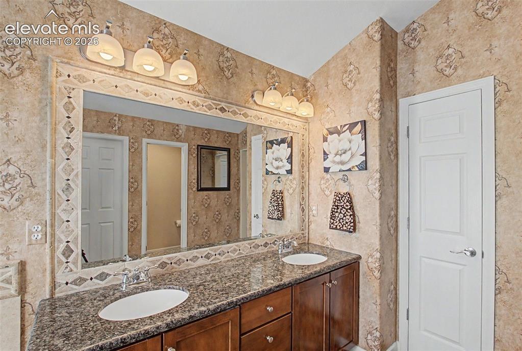 Image 19 of 34: Bathroom
