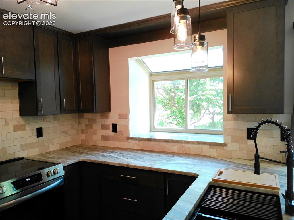 Image 15 of 38: Kitchen