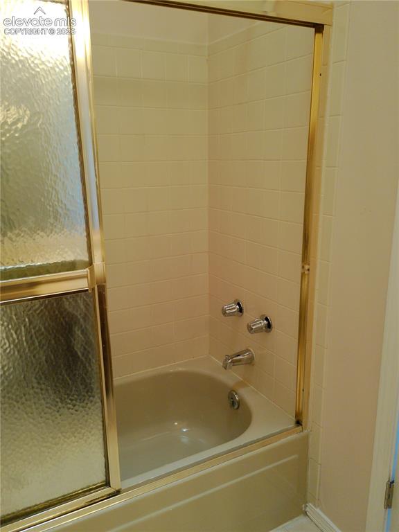 Image 21 of 38: Bathroom