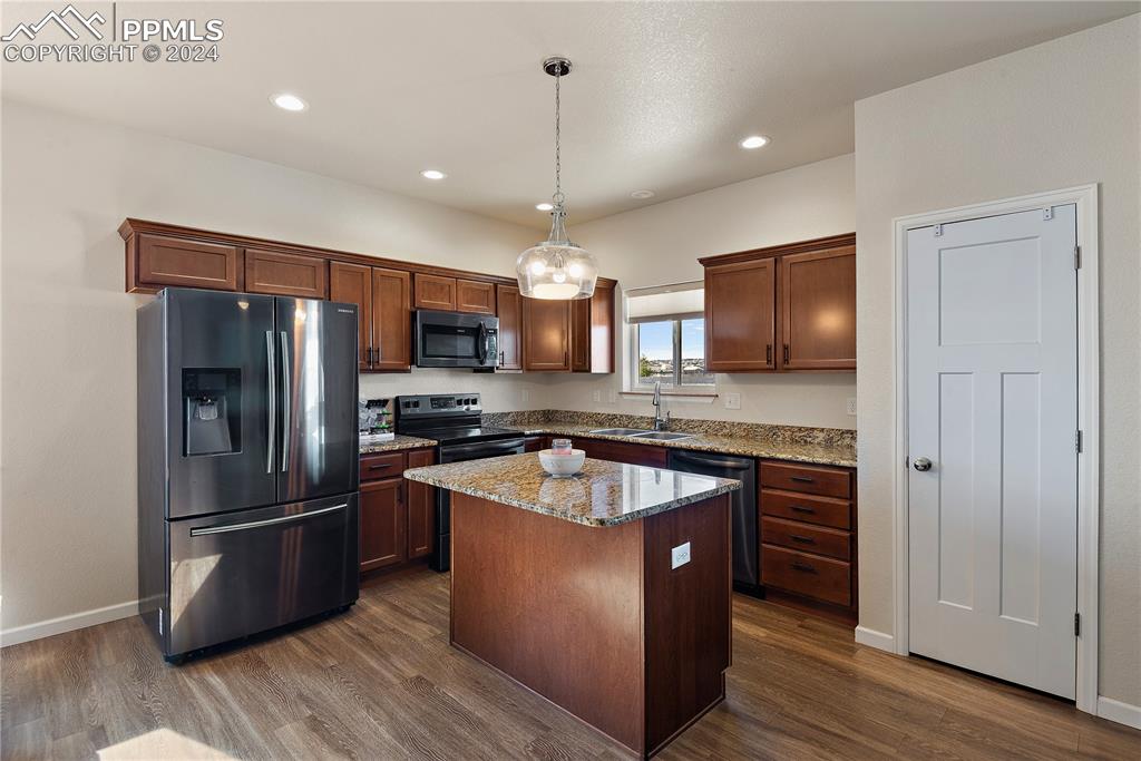Image 11 of 36: Kitchen