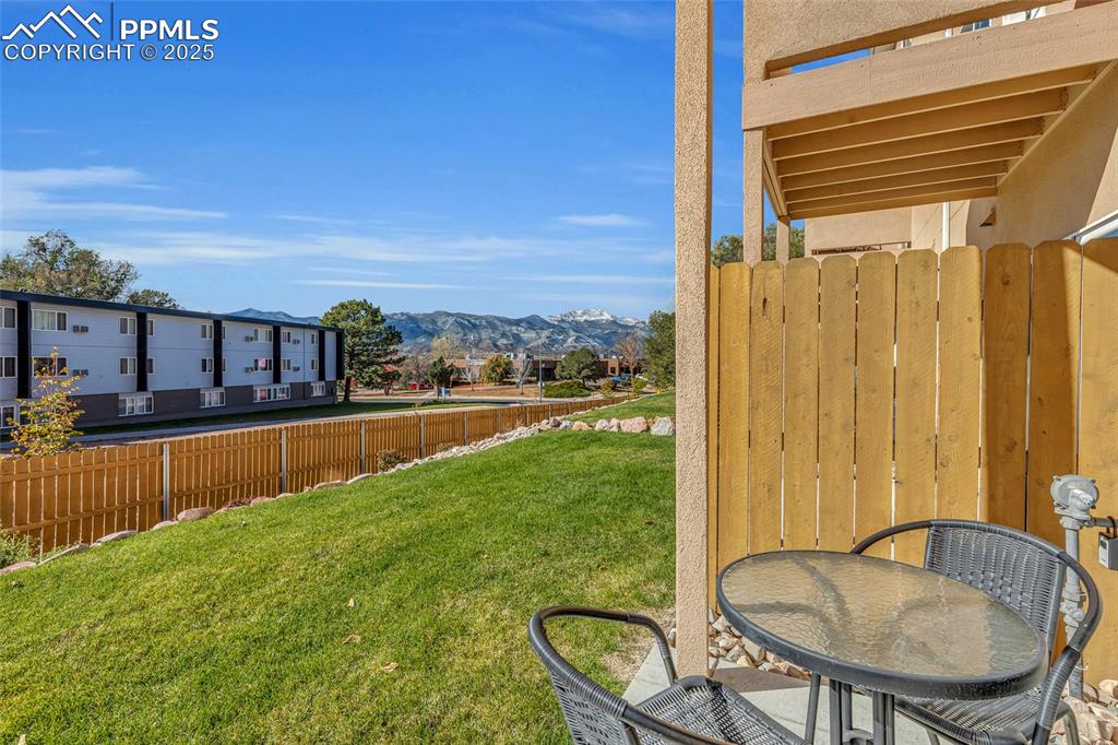 Image 35 of 40: Yard