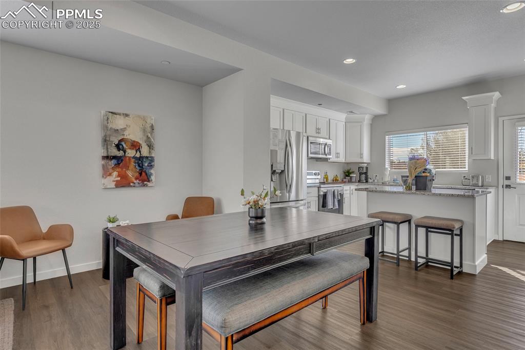 Image 4 of 40: Dining Area