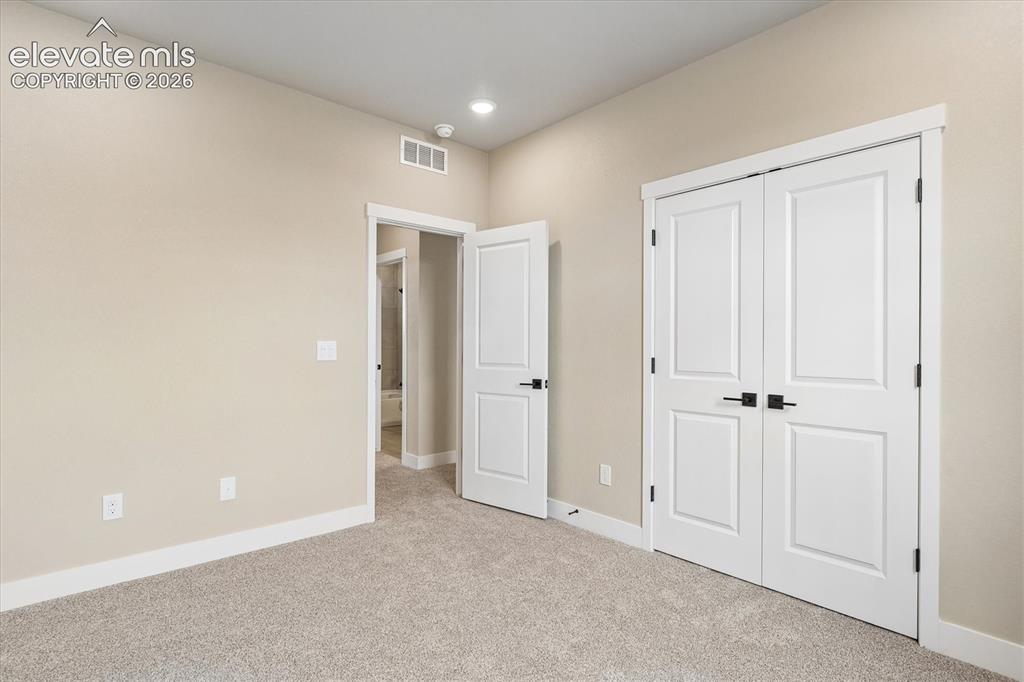 Image 14 of 27: Bedroom