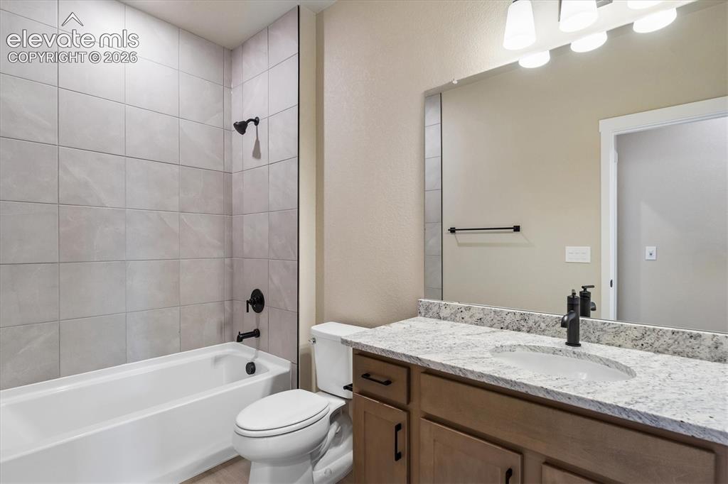 Image 16 of 27: Bathroom