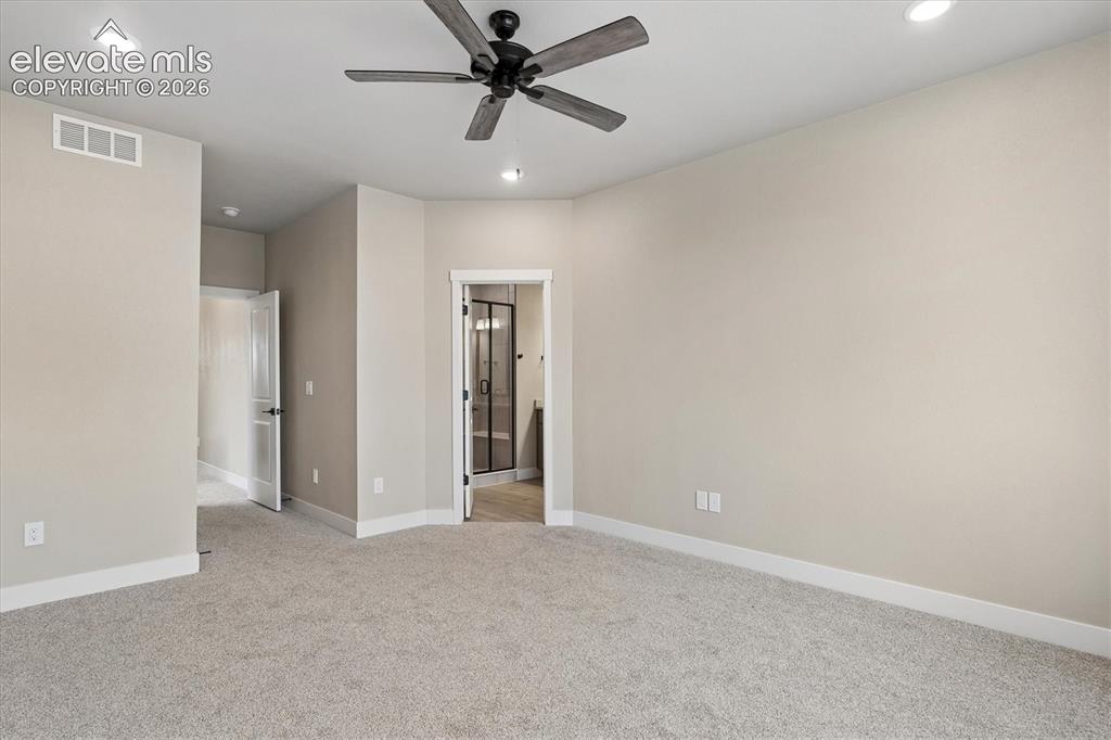 Image 18 of 27: Bedroom