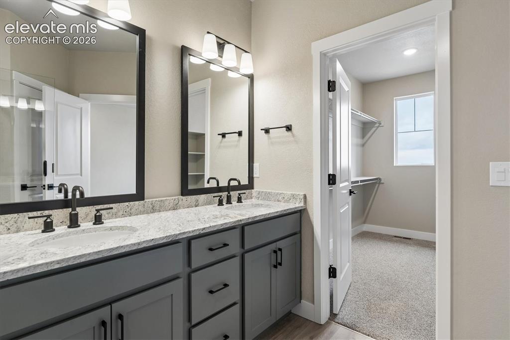 Image 19 of 27: Bathroom