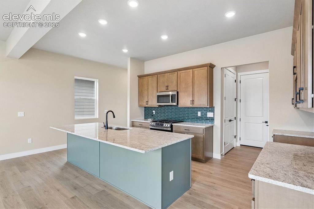 Image 5 of 27: Kitchen