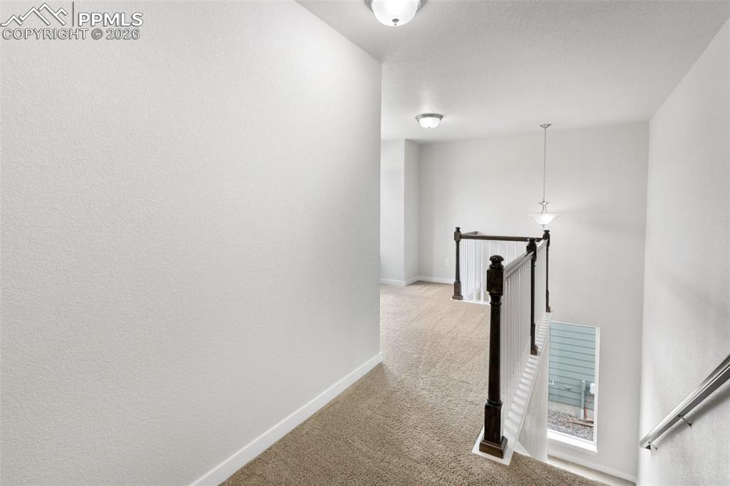 Image 20 of 46: Bright loft perfect for work or play