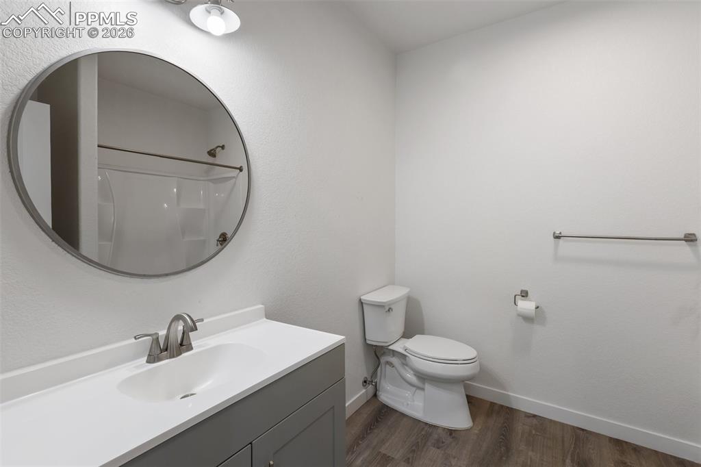 Image 31 of 46: Functional bath with simple, modern design