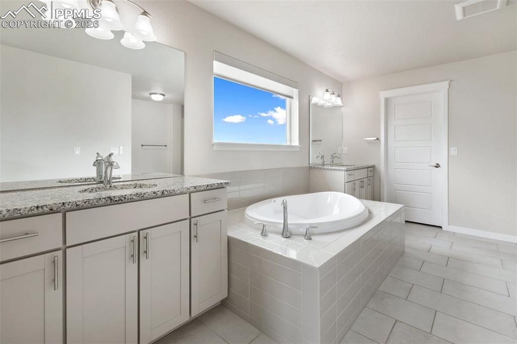 Image 38 of 46: Bathroom