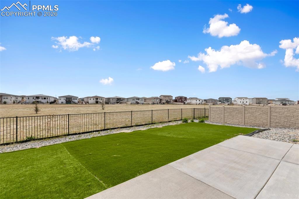 Image 40 of 46: Yard